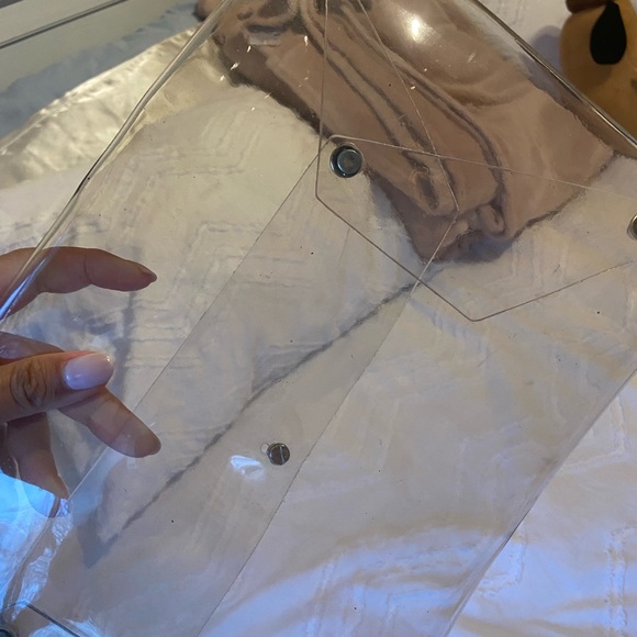 Clear oversized PVC clutch - Picture 4 of 5